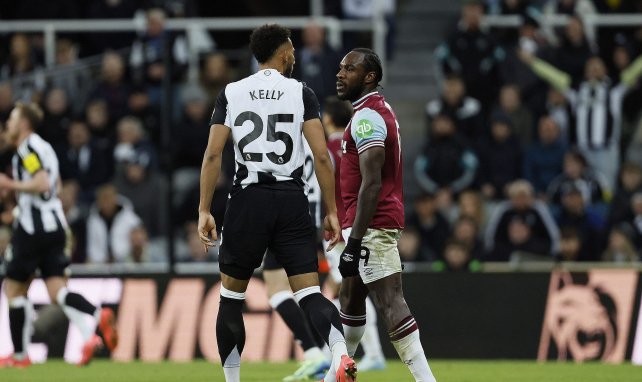 Lloyd Kelly con el Newcastle United