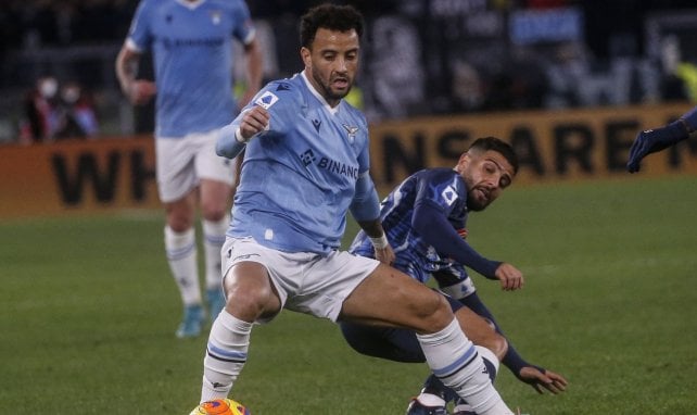 Lorenzo Insigne pugna por el esférico con Felipe Anderson