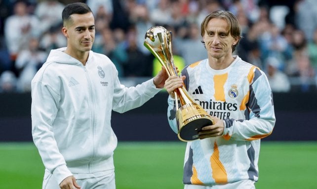 Lucas Vázquez y Luka Modric con la Intercontinental