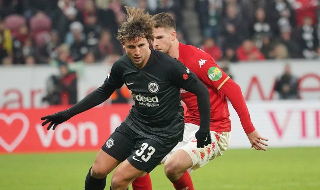 Luca Pellegrini conduce el cuero con el Eintracht de Frankfurt