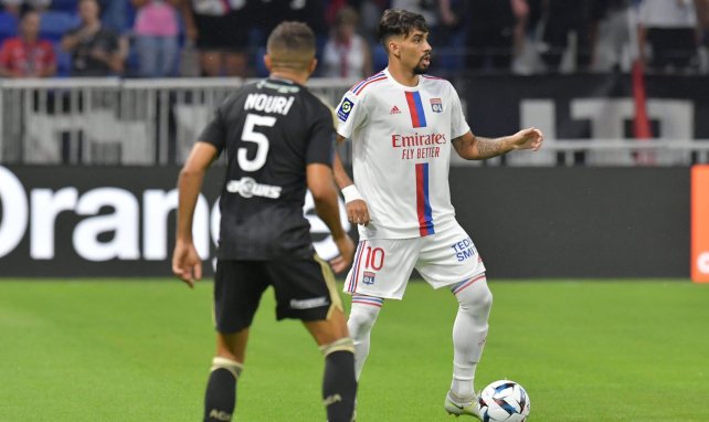 Lucas Paquetá controla el balón en un duelo del Olympique de Lyon