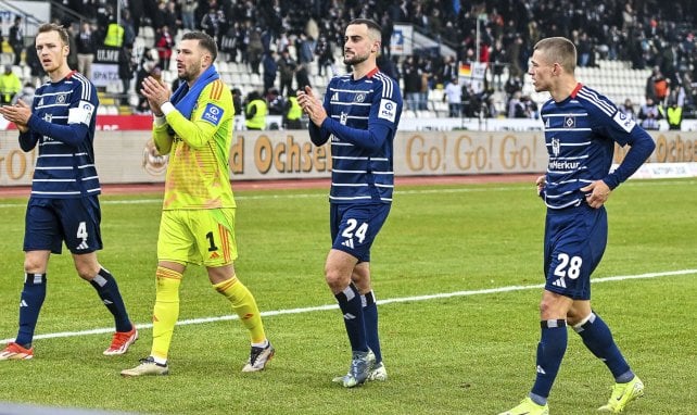 Lucas Perrin aplaude con sus compañeros