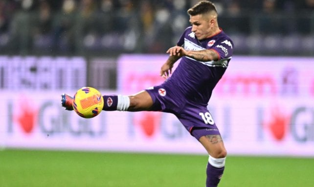 Lucas Torreira golpea el cuero en un partido de la Fiorentina