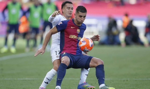 Lucas Vázquez y Ferran Torres se disputan el balón