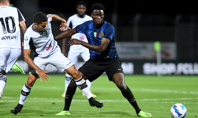 Lucien Agoumé en acción con el Inter