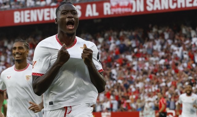 Lucien Agoumé jugando con el Sevilla FC