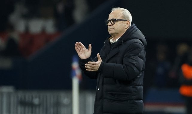 Luis Campos aplaude en la banda.