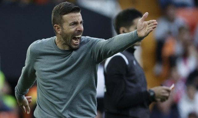 Luis García en el banquillo