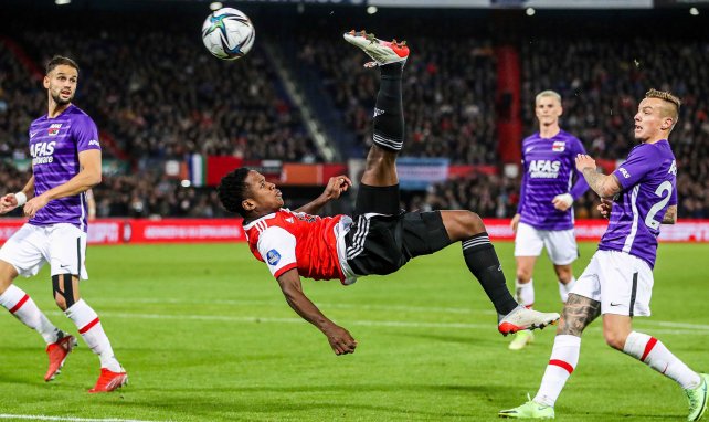 Luis Sinisterra ejecuta una chilena con el Feyenoord