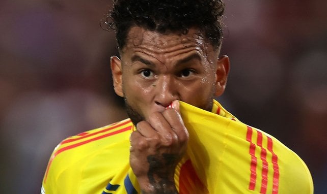 Luis Suárez besa el escudo