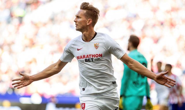 Luuk de Jong celebrando un gol con el Sevilla