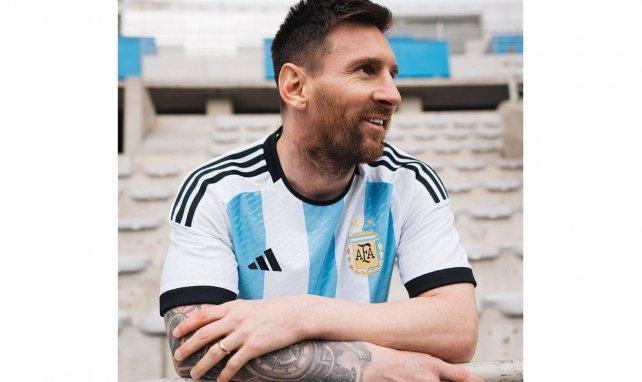 Lionel Messi posa con la camiseta de Argentina