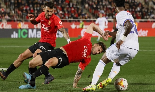 Vinícius trata de desbordar con el Real Madrid ante la presión de dos jugadores del Real Mallorca