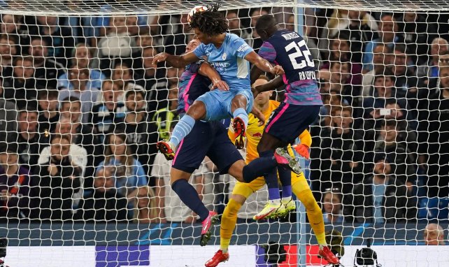 Nathan Aké ejecuta un remate en un partido de Champions con el Manchester City