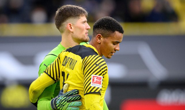 Manuel Akanji, con Gregor Kobel en un partido del Borussia Dortmund