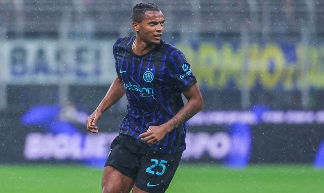 Manuel Akanji deja la pelota en el tejado del Inter de Milán