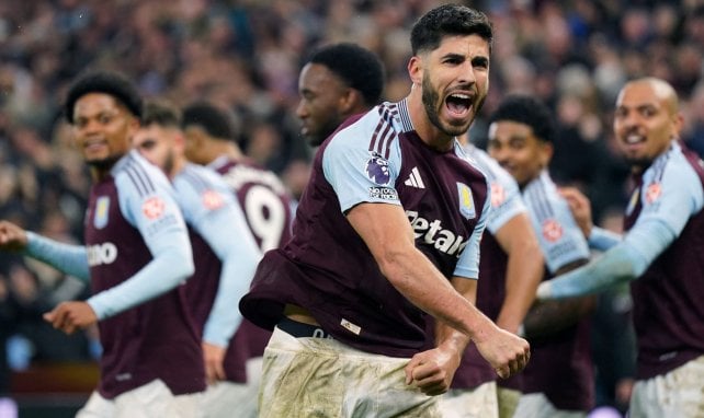 Marco Asensio celebra con el Aston Villa