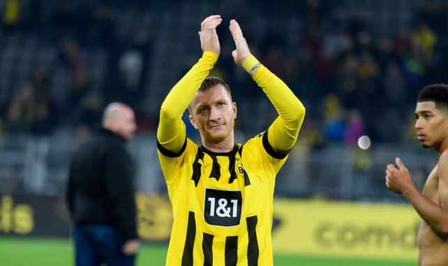 Marco Reus aplaude a los aficionados del Borussia Dortmund