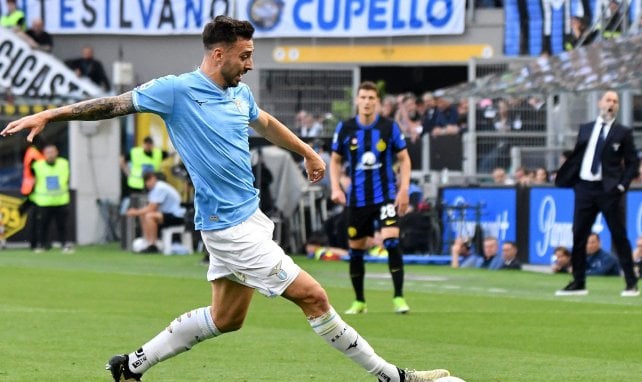 Mario Gila disputa una pelota con la Lazio