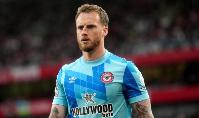 Mark Flekken con el Brentford.