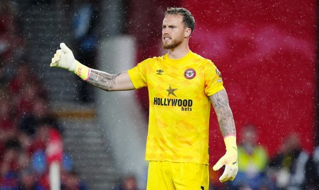 Mark Flekken durante un partido con el Brentford