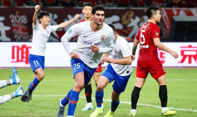 Marouane Fellaini celebra un gol con el  Shandong Luneng