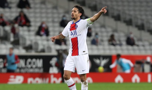Marquinhos dando indicaciones durante un partido del PSG
