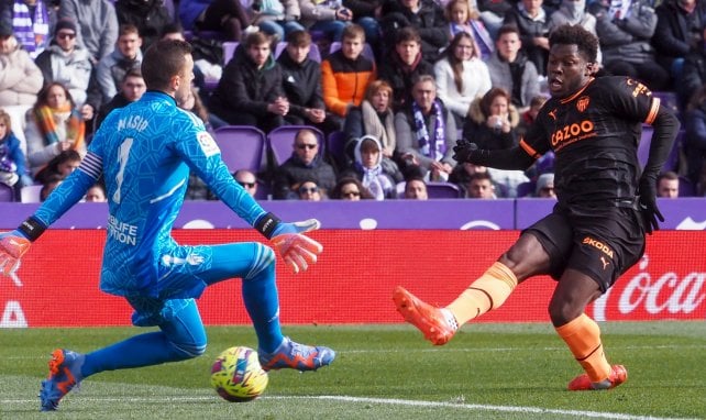 Jordi Masip parando un balón a Musah