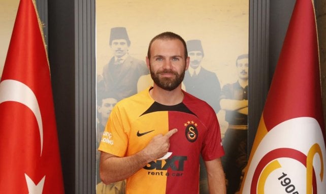 Juan Mata posa con la camiseta del Galatasaray