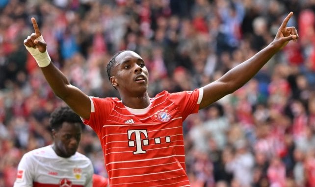 Mathys Tel celebra un gol con el Bayern Múnich