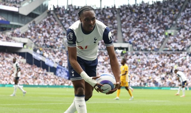 Mathys Tel con el Tottenham
