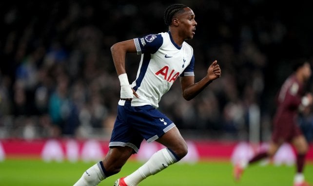 Mathys Tel con el Tottenham