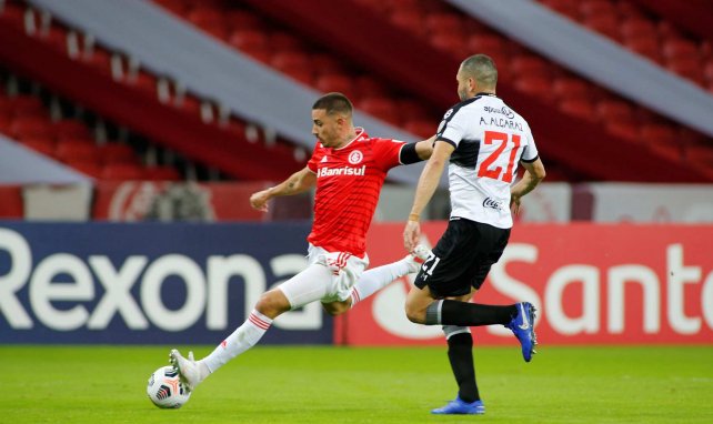 Maurício Magalhaes golpea el balón en un duelo con el Internacional