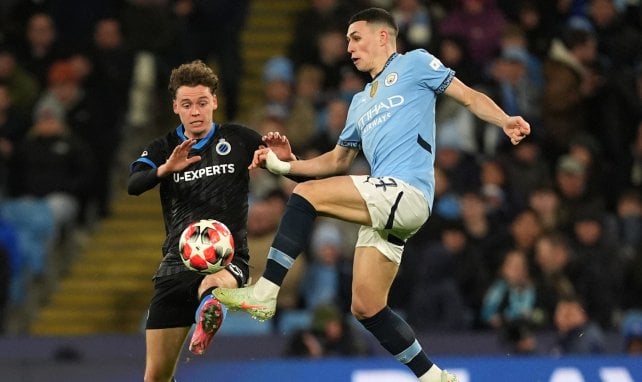 Phil Foden peleal el balón con Maxim de Cuyper