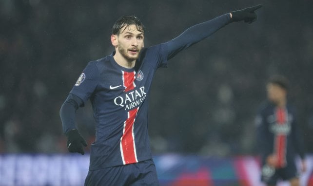 Khvicha Kvaratskhelia con la camiseta del PSG