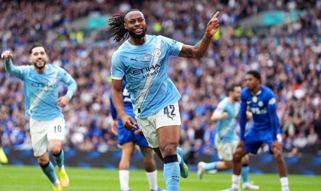 FA Cup | Antoine Semenyo brinda el trofeo al Manchester City