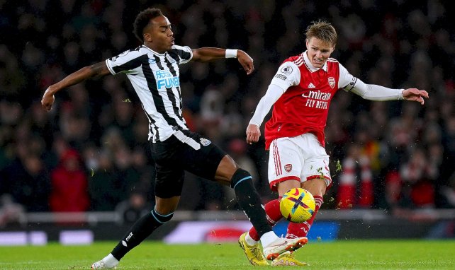 Joe Willock (Newcastle) contra Martin Odegaard (Arsenal)