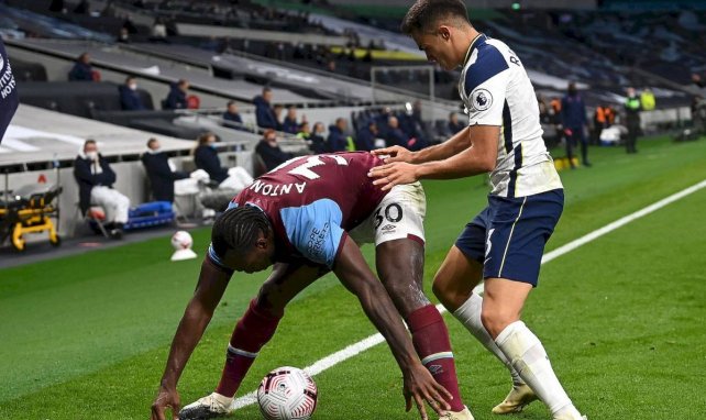 Michail Antonio (West Ham) y Sergio Reguilon (Tottenham) luchan por un balón