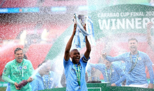 Fernandinho levantando la Carabao Cup