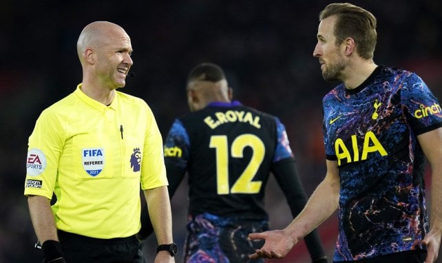 Harry Kane conversa con el árbitro en el duelo del Tottenham