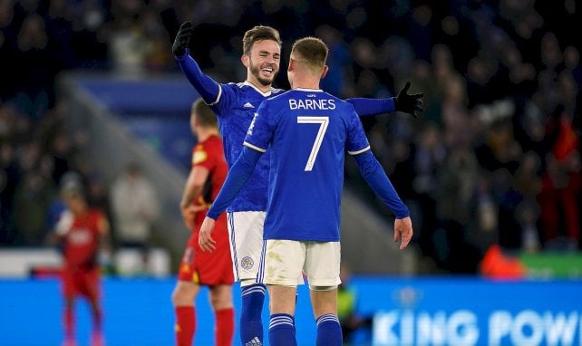 James Maddison y Harvey Barnes celebran un gol del Leicester