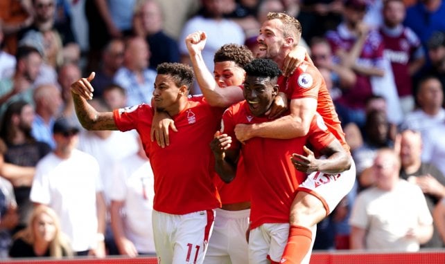 Taiwo Awoniyi celebra su gol con el Nottingham Forest