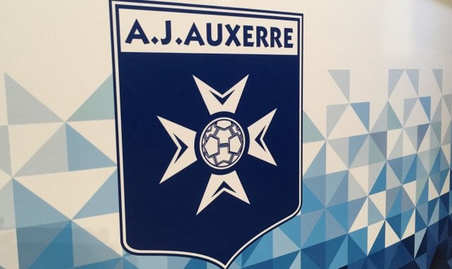 El escudo del Auxerre