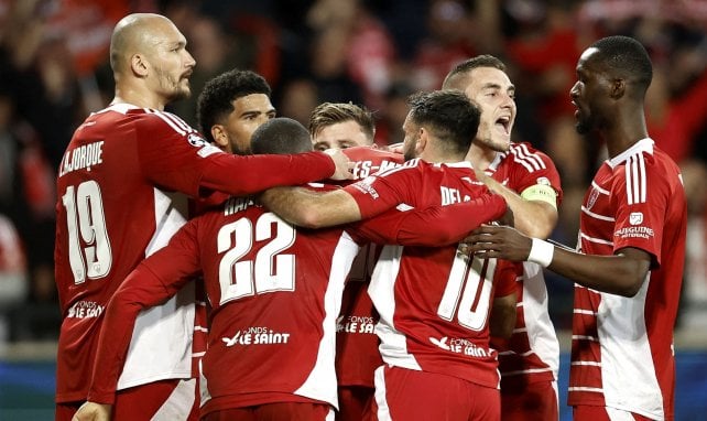 Los jugadores del Brest celebran un gol