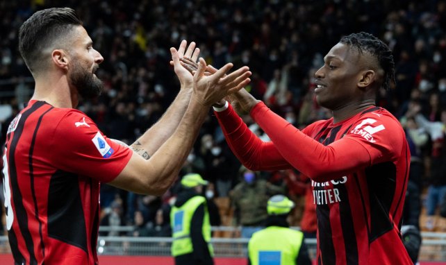 Olivier Giroud y Rafael Leão celebran un gol