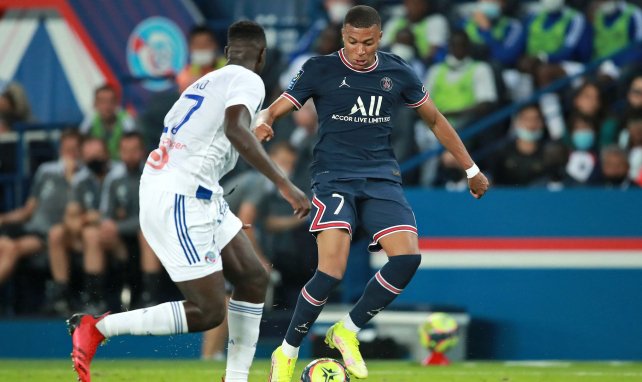Kylian Mbappé conduce el cuero en un encuentro del PSG