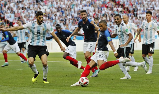 Kylian Mbappé golpea a puerta