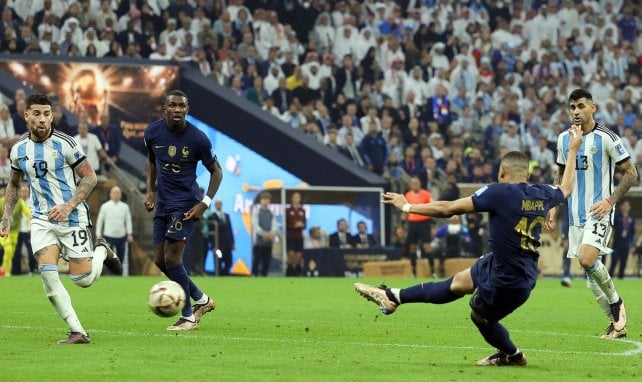 Kylian Mbappé ejecuta un certero remate con Francia en la final del Mundial