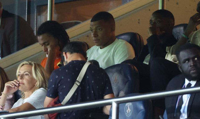 Kylian Mbappé en la tribuna del Parc des Princes