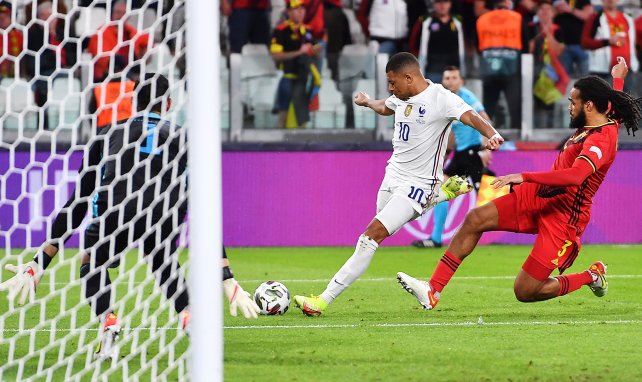Kylian Mbappé frente a Jason Denayer.